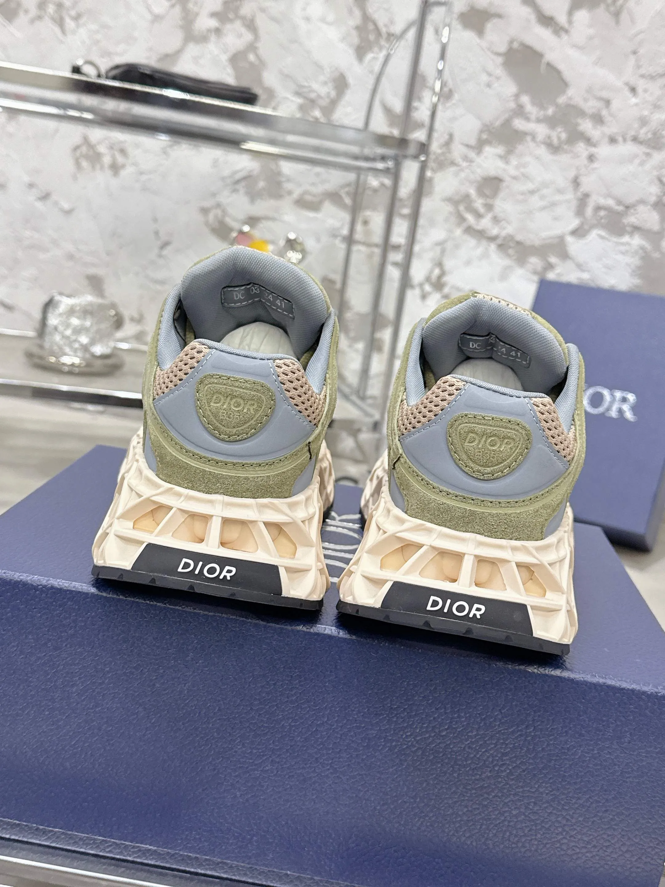 Factory price 780💰 Top version! ! ! Dior (B35) DIOR spring and summer men's wear show, the show was held at the Valle de Grasse School in Paris. Kim Jones drew inspiration from the works of South African artist Hylton Nel. The details of the shoes, clog soles and tribal elements, cleverly blended luxury craftsmanship and practicality, with fresh childishness and bright temperament, creating a new season hot spot. Dior KAWA Dior co-branded casual sports shoes reinterpret running shoes with Dior's high-end style. B35 is made of fine-textured leather and mesh fabric materials. It can be worn in all seasons, is comfortable and breathable, and has multiple lines on the shoe body to outline details. It has a full retro three-dimensional feel and can create a casual look all year round! Fabric: Cowhide/customized cloth material Lining: Imported breathable mesh Outsole: Original molded outsole Size: 39-46 (customized at 45.46)